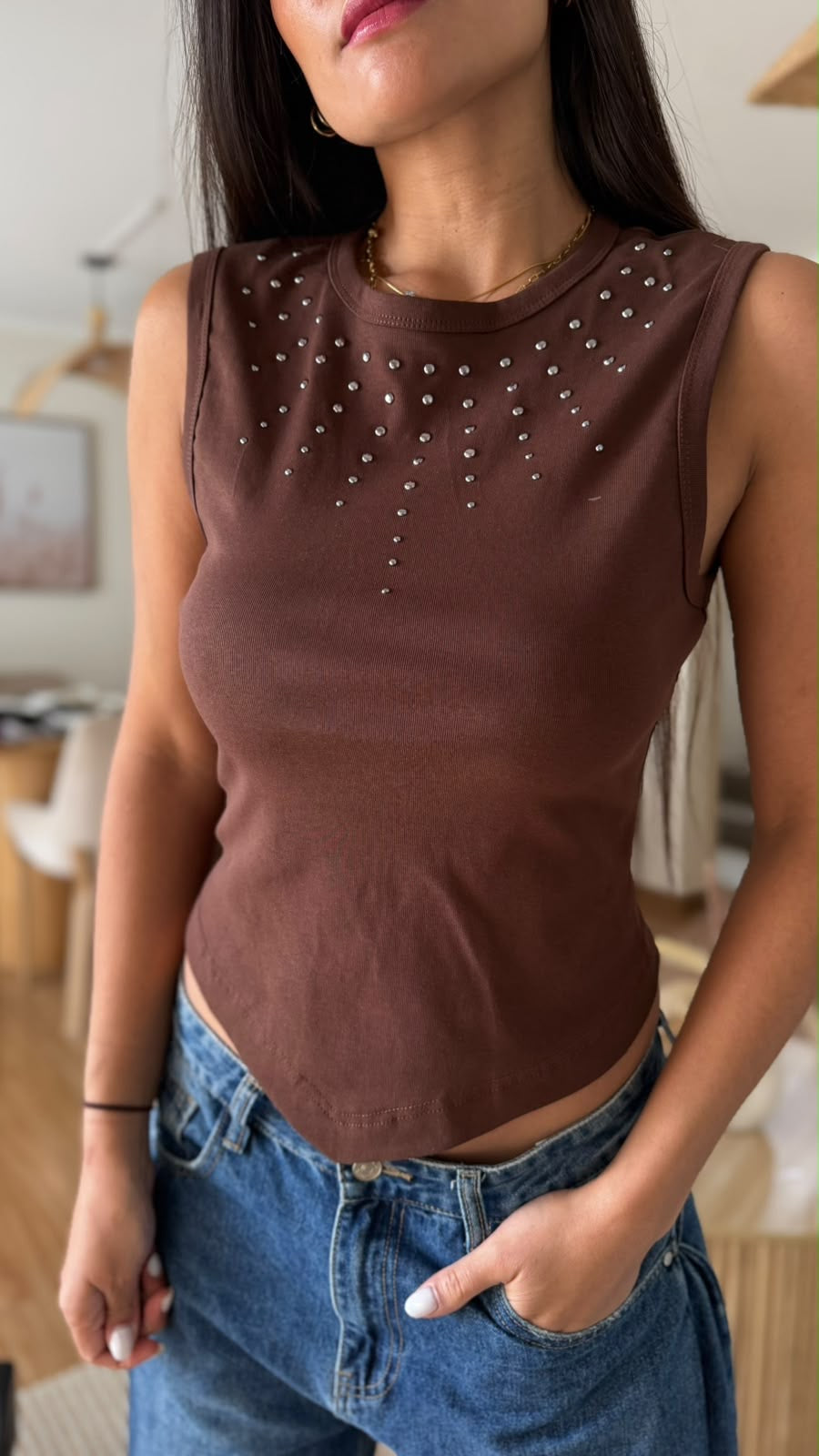 Top con tachas y espalda descubierta